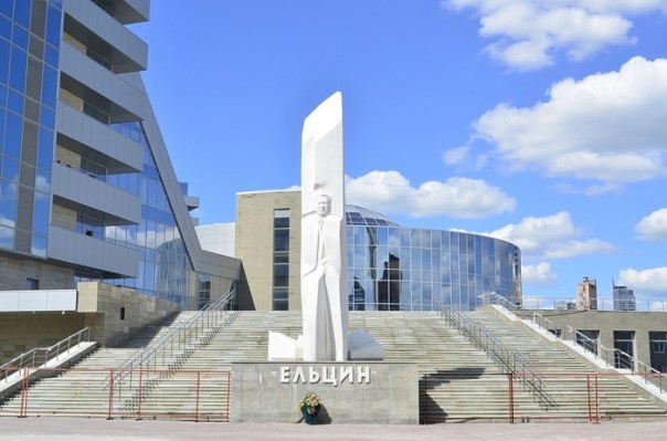 «Сумму ущерба еще считаем»: вороны обстреляли камнями Ельцин-центр и разбили несколько стекол