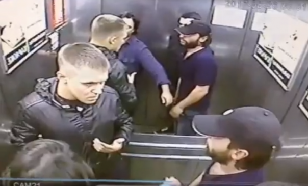Парень в одиночку расправился с тремя хулиганами с Кавказа в лифте