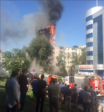 В Ростове 10-этажное здание полностью охватило пламенем, очевидцы сообщают о выпрыгивающих людях