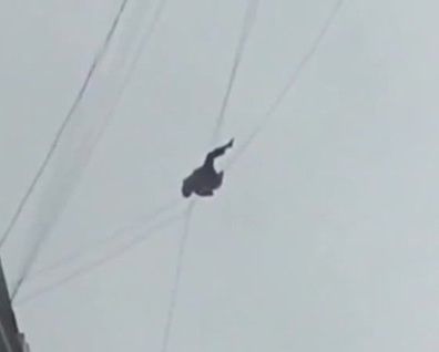 В Китае задолжавший постоялец сбежал из гостиницы по телефонному проводу