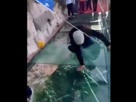 Стеклянный мост в Китае начал "трескаться" прямо под ногами туристов