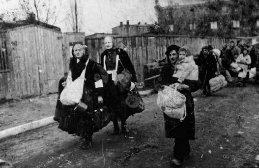 Порошенко выдал евреев с фото времён холокоста за украинцев, высланных в Сибирь