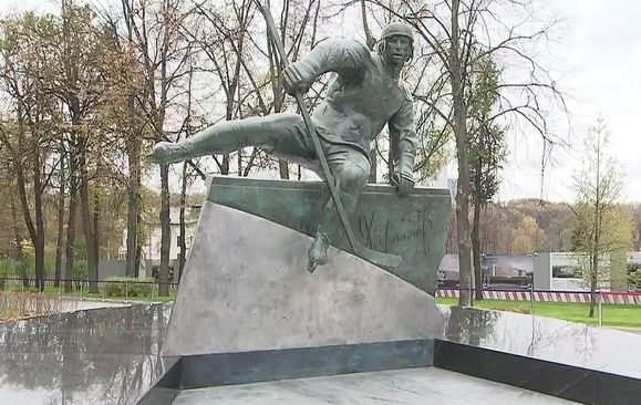 В Лужниках на Аллее славы появился памятник Валерию Харламову