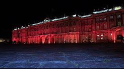 В Санкт-Петербурге к 100-летию революции стены Зимнего дворца подсветили красным