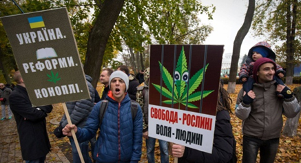 Украина: В Киеве требуют марихуаны