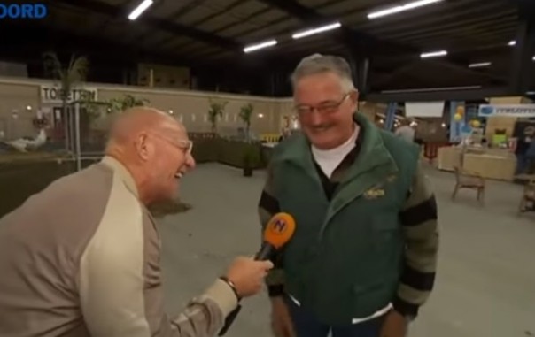 Смеется как курица: веселый фермер вызвал истерику корреспондента RTV Noord