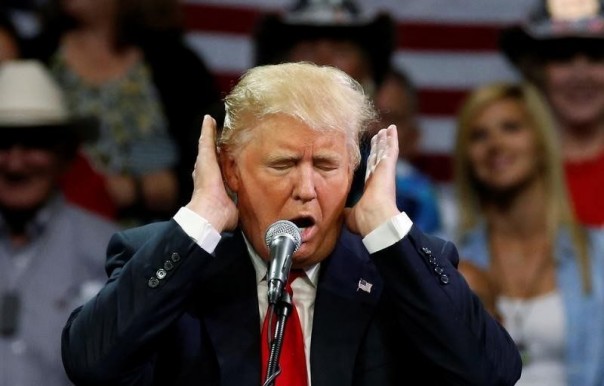 Дональд Трамп прибыл в пострадавший от урагана Пуэрто-Рико, обвинил его порче госбюджета и закидал людей туалетной бумагой