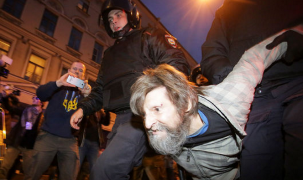 ОМОН жестко разогнал микромайдан в Питере, в Москве Путин применил климатическое оружие