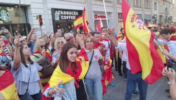 Центр Барселоны заняли сторонники единой Испании