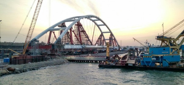 Спецэффекты от киностудии "МосТФильм": Началась транспортировка автодорожной арки Крымского моста