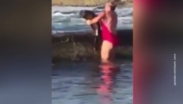 Жительница Австралии поймала акулу голыми руками