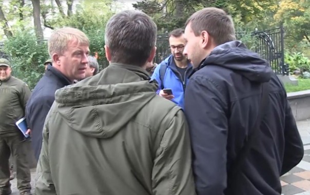 Уже начинается веселье: Под Радой Парасюк подрался с Гелетеем