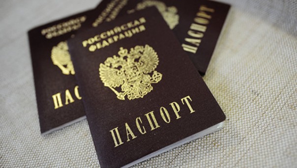 Двенадцать человек отказались от эстонских паспортов ради российских