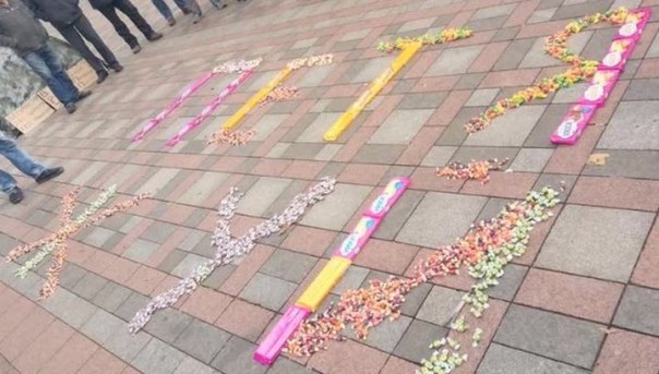 "Петя, жуй!" Митингующие возле Рады оставили послание Порошенко. На Михомайдане все готово для массового производства «Коктейлей Молотова»