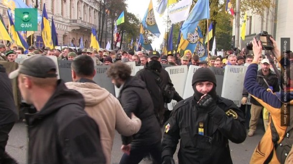 У здания Рады произошла серьезная потасовка между митингующими и полицией