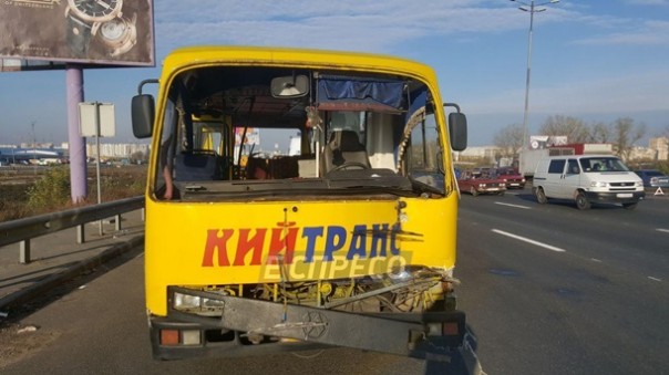 В Киеве грузовик врезался в маршрутку: восемь пострадавших