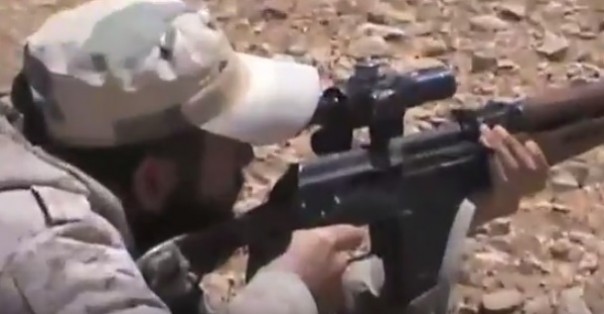 Сирийский снайпер ликвидирует боевика ИГИЛ с ПТРК TOW