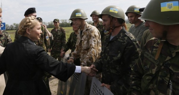 Тимошенко, обещавшая сбросить на русских атомную бомбу, вдруг заговорила о мире