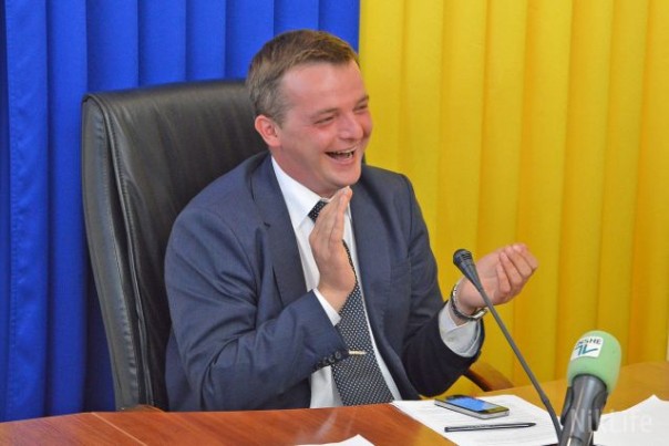 Под вице-мэром украинского Очакова раздвинулись стулья