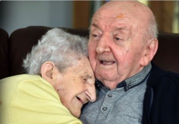 Британка перебралась в дом престарелых, чтобы ухаживать за 80-летним сыном