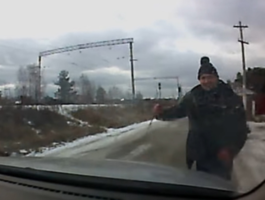 На Урале психически больной мужчина зарезал двух женщин и бросился с ножом на авто [Bидео 18+]