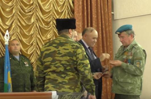 Коммунисты РФ наградили бойцов ополчения медалями за боевые заслуги