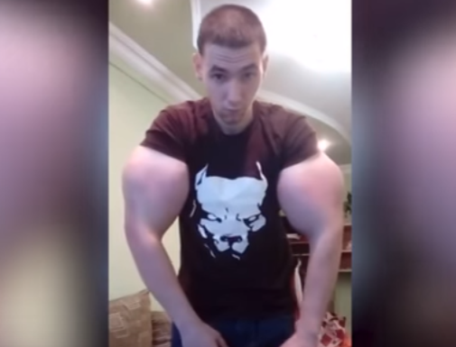 Блогер поразил пользователей Сети своими 60-сантиметровыми бицепсами