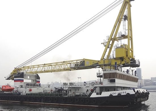 Юбилейный выпуск: в России выкатили из эллинга десятый плавучий кран СПК-53150