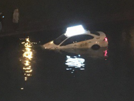 Очевидцы сняли, как машина "Яндекса. Такси" плывёт по Мойке в Питере