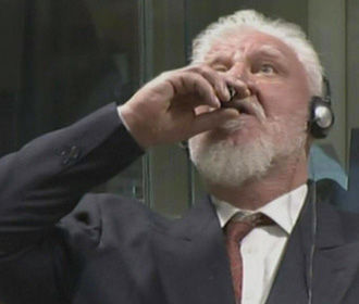 Услышав вердикт Гаагского трибунала, обвиняемый хорватский генерал принял яд (Видео)