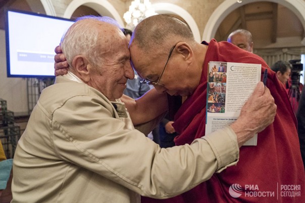 Далай-лама согласен: ученые из России хотят проверить теорию прошлых жизней