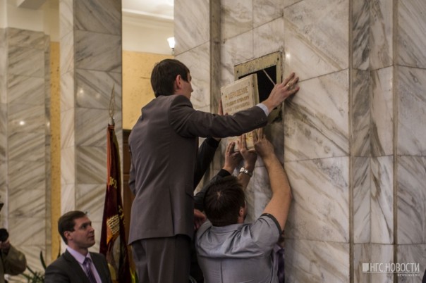 «Верим, что вы освоили Луну и Марс»: в Новосибирске вскрыли капсулу времени полувековой давности