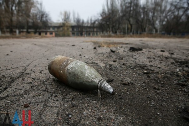 Ситуация на линии фронта резко обострилась. Один ребенок погиб, двое детей ранены в результате взрыва боеприпаса в Донецке. Попадание в склад ВСУ.