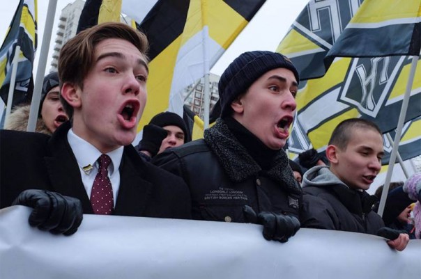 Деградация патриотизма - "Русский марш" в очередях - от Макдональдса до "Айфона"