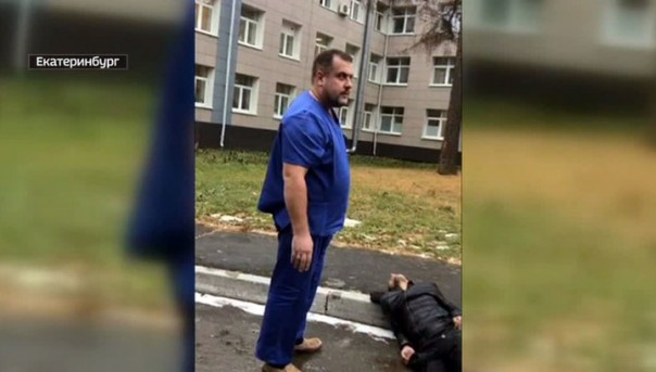 В Екатеринбурге мужчина, не дождавшись помощи врачей, скончался во дворе больницы