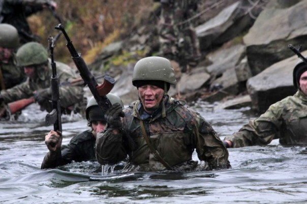 Александр Захарченко посетил сдачу нормативов на право ношения голубого берета спецподразделения «Витязь»