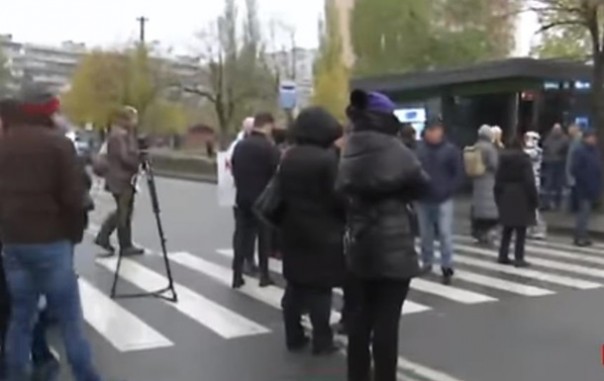 Киевляне перекрыли дорогу из-за отсутствия отопления