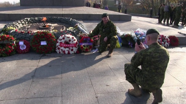 Украли историю: офицеры НАТО переименовали мемориал Неизвестному солдату в Киеве