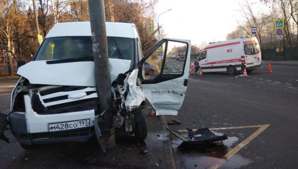 В Москве школьный автобус врезался в скорую, есть раненые