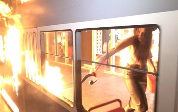 В Виннице Femenша подожгла трамвай возле магазина Roshen
