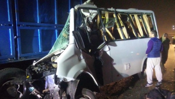 "ГАЗель" с болельщиками врезалась в КамАЗ на трассе Краснодар - Ростов: погибли 5 человек