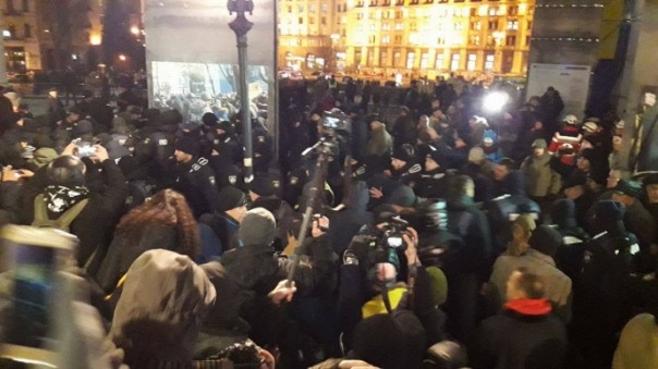 И снова «онижедети» целуют брусчатку