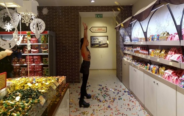 Femen устроили "черную пятницу" в магазине Roshen