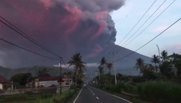 На Бали застряли 60 тысяч туристов из-за извержения вулкана