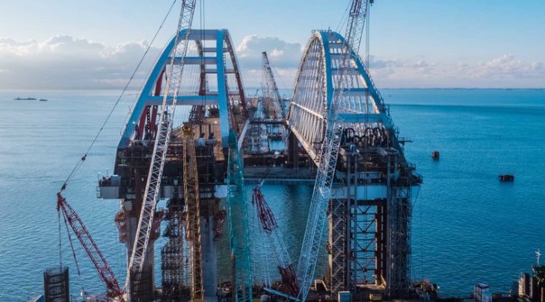 «Власти Киева живут в другом мире»: в России ответили на требование Украины остановить строительство Крымского моста