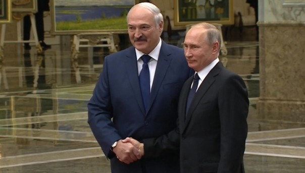 Путин прилетел в Минск на саммит ОДКБ