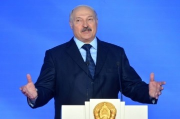 Лукашенко поздравил белорусов с юбилеем Октябрьской революции