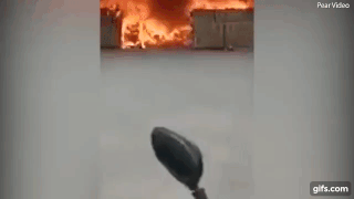 Очевидцы сняли на видео жуткие кадры — как из пожара выходит горящий человек