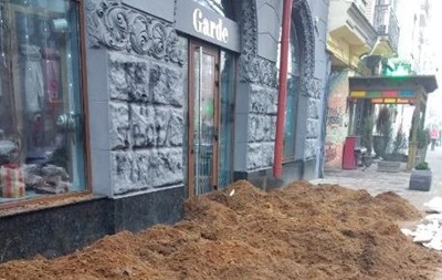 Цеэвропейский подход: В Киеве навозом заблокировали вход в магазин