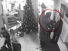 Появилось видео, как активист SERB обливает полотна мочой на выставке Стёрджеса